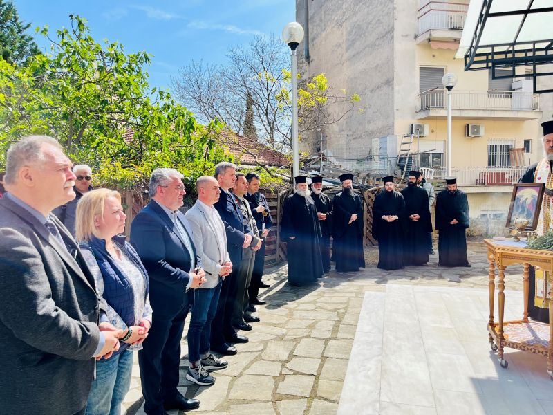 «Τῆς δέ εὐποιΐας καί κοινωνίας μή ἐπιλανθάνεσθε· τοιαύταις γάρ θυσίαις εὐαρεστεῖται ὁ Θεός»